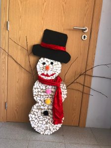 Boneco de neve de cartolina na sala do CAARPD