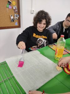 Clientes do CAARPD fazem atividades em sala