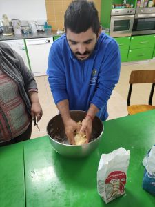 Clientes do CAARPD fazem atividades de culinária