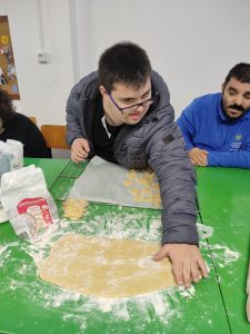 Clientes do CAARPD fazem atividades de culinária