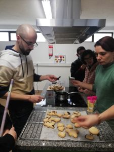 Clientes do CAARPD fazem atividades em sala