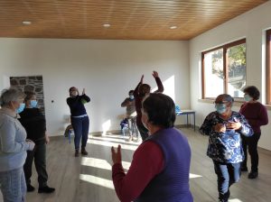 Clientes dos Espaços de Convívio fazem atividades em sala