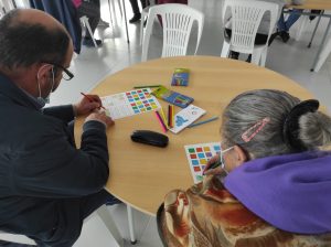 Clientes dos Espaços de Convívio fazem atividades de estimulação cognitiva em sala