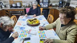 Clientes dos Espaços de Convívio fazem atividades de estimulação cognitiva em sala