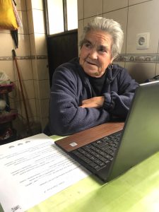 Clientes dos Espaços de Convívio fazem atividades de informática em sala