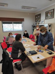 Clientes dos Espaços de Convívio fazem atividades de estimulação cognitiva em sala