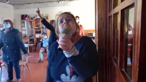 Clientes do CAARPD em atividade de karaoke