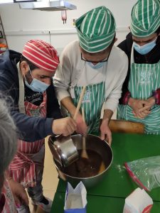 Clientes do CAARPD fazem atividades de culinária