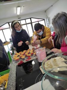 Clientes do CAARPD fazem atividades de culinária