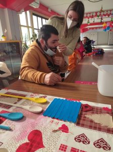 Clientes do CAARPD fazem atividades em sala