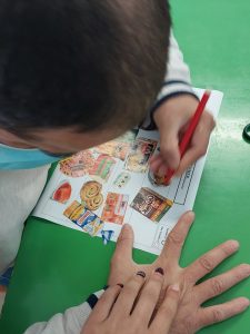 Clientes do CAARPD fazem atividades em sala