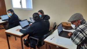 Clientes dos Espaços de Convívio fazem atividades de informática em sala