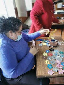 Clientes do CAARPD fazem atividades em sala