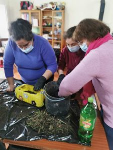 Clientes do CAARPD fazem atividades em sala