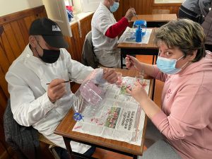 Clientes do CAARPD fazem atividades em sala