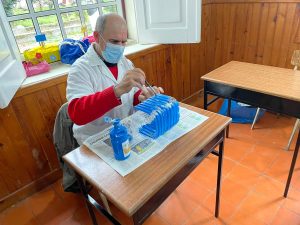 Clientes do CAARPD fazem atividades em sala