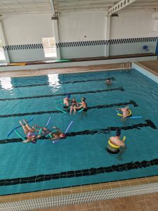 Clientes do CAARPD fazem atividades de natação