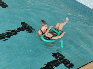 Clientes do CAARPD fazem atividades de natação