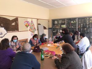 Clientes dos Espaços de Convívio fazem atividades em sala