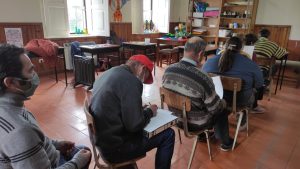 Clientes do CAARPD fazem atividades em sala