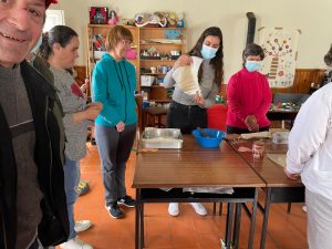 Clientes do CAARPD fazem atividades de culinária