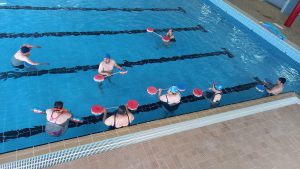 Clientes do CAARPD fazem natação em piscina coberta