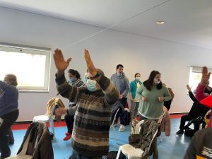 Clientes do CAARPD fazem atividades em sala