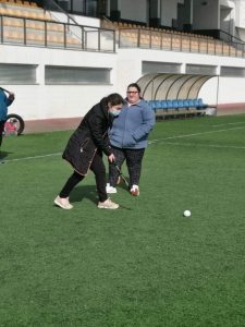 Clientes do CAARPD jogam hóquei no estádio municipal de Murça