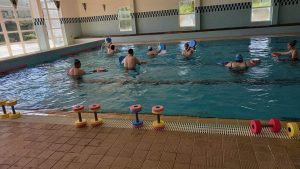 Clientes do CAARPD fazem natação em piscina coberta