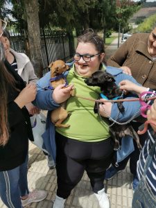 Clientes do CAARPD interagem com cães de estimação