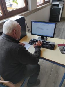 Clientes dos Espaços de Convívio fazem atividades de informática em sala