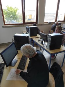 Clientes dos Espaços de Convívio fazem atividades de informática em sala