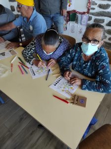 Clientes dos Espaços de Convívio fazem atividades de estimulação cognitiva em sala