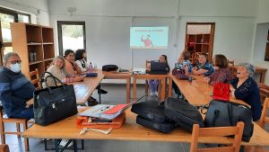 Clientes dos Espaços de Convívio fazem atividades de estimulação cognitiva em sala