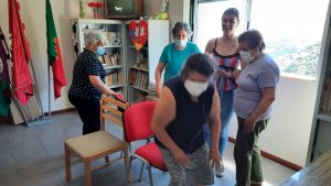 Clientes dos Espaços de Convívio fazem atividades de estimulação cognitiva em sala