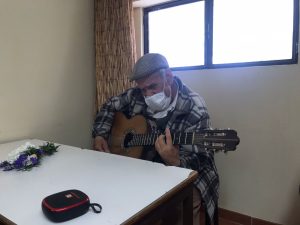 Cliente dos Espaços de Convívio toca guitarra