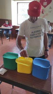 Clientes do CAARPD aprendem a fazer reciclagem