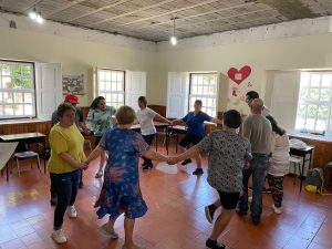 Clientes do CAARPD fazem atividades em sala