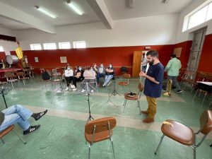 Clientes do CAARPD aprendem a tocar instrumentos musicais