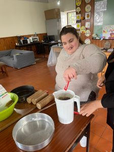 Clientes do CAARPD fazem atividades de culinária