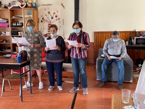 Clientes do CAARPD fazem atividades em sala