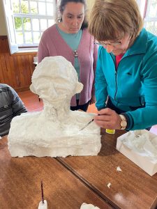 Clientes do CAARPD fazem busto de figura histórica de Vila Real