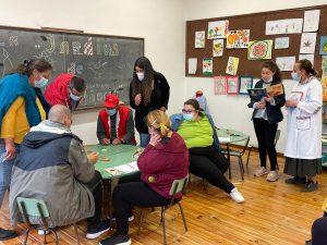 Clientes do CAARPD fazem atividades em sala