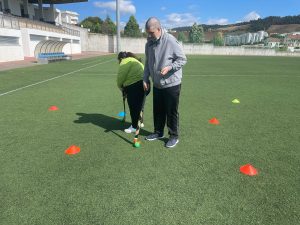 Clientes do CAARPD jogam hóquei no estádio municipal de Murça