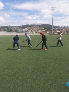 Clientes do CAARPD jogam hóquei no estádio municipal de Murça