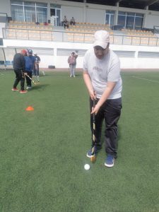 Clientes do CAARPD jogam hóquei no estádio municipal de Murça