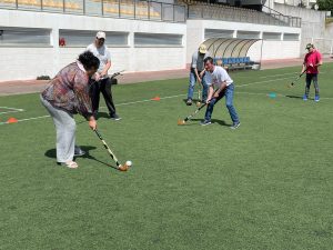 Clientes do CAARPD jogam hóquei no estádio municipal de Murça