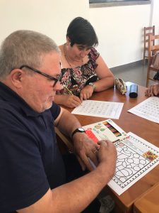 Clientes dos Espaços de Convívio fazem atividades de estimulação cognitiva em sala