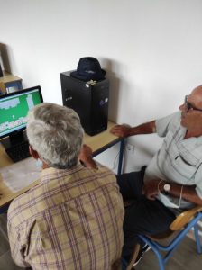 Clientes dos Espaços de Convívio fazem atividades de informática em sala