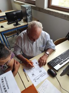 Clientes dos Espaços de Convívio fazem atividades de estimulação cognitiva em sala